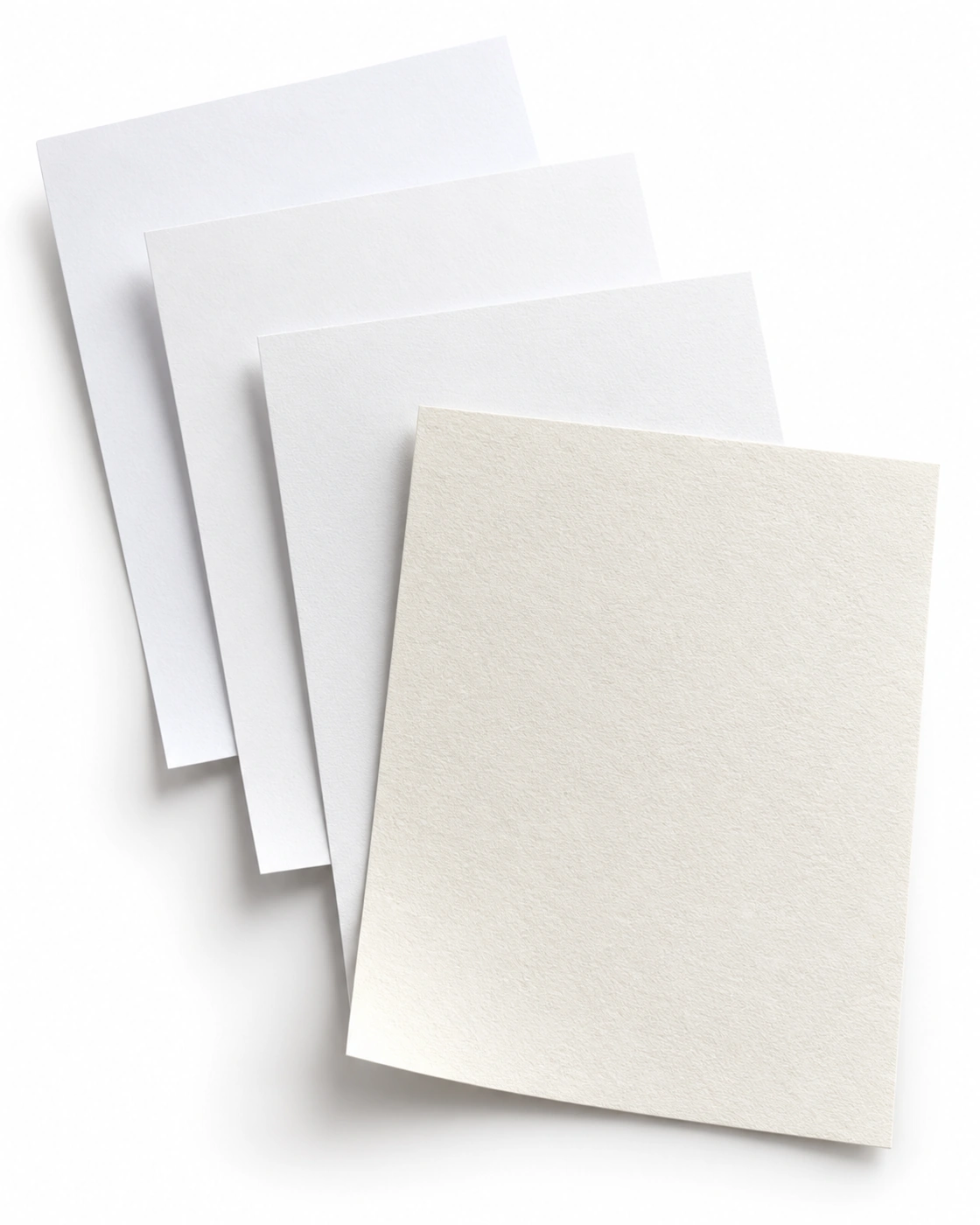 Vier Papiermuster im Vergleich: drei weiße Papiere und ein naturweißes Muster für PERGRAPHICA Rough