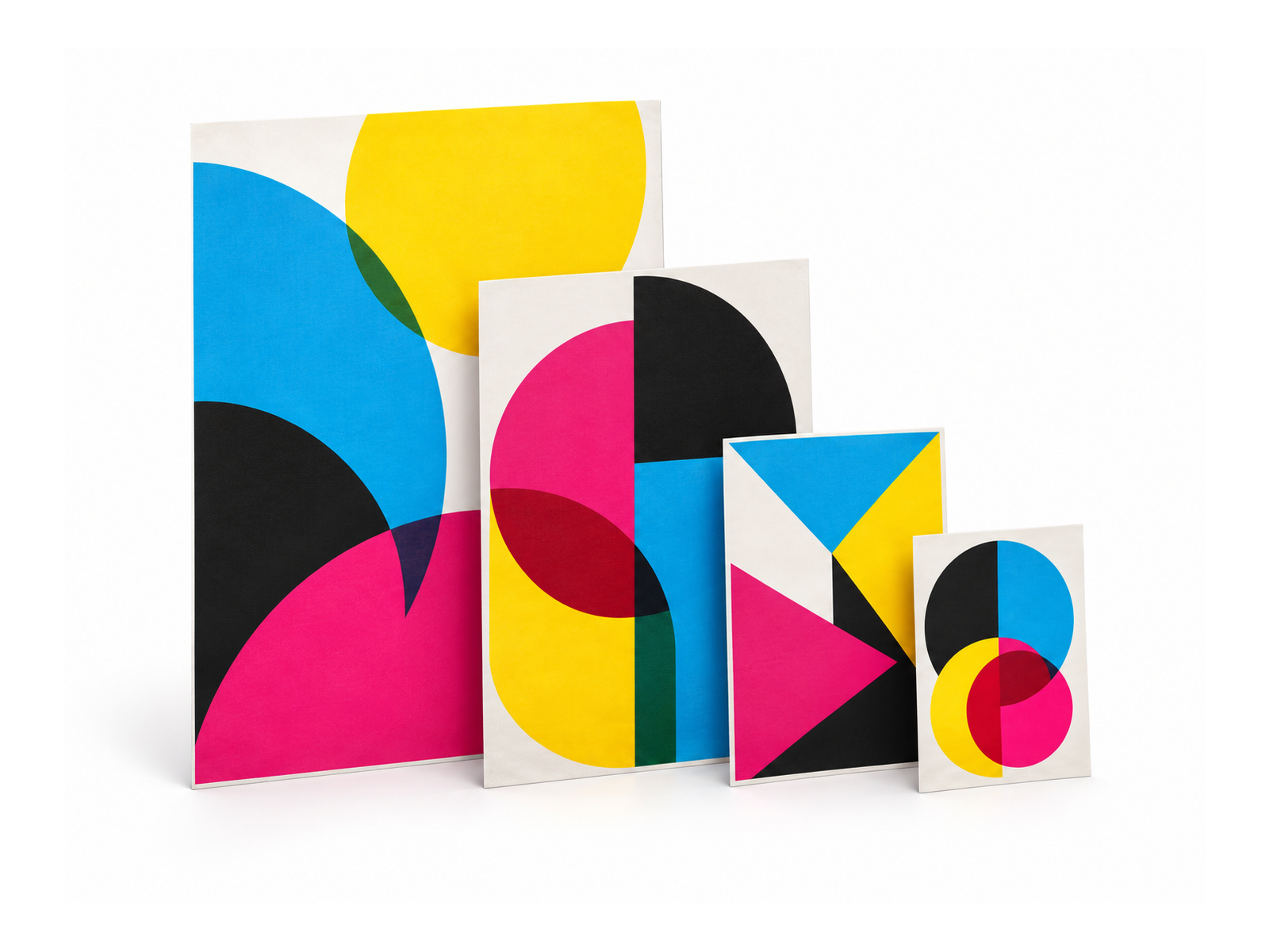 Vier Posterformate von DIN A3 bis DIN A0 mit Motiven in Cyan, Magenta, Gelb und Schwarz