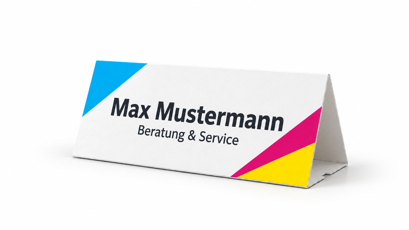 Gefalteter Namensaufsteller im CMYK-Design mit Max Mustermann und Beratung & Service auf weißem Hintergrund