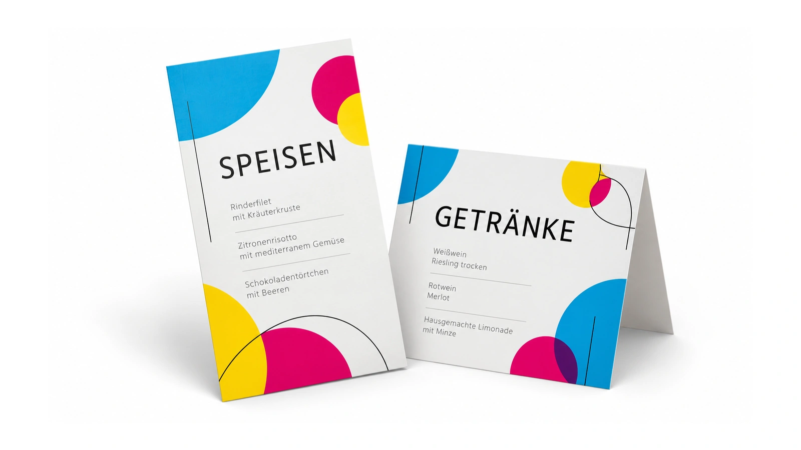 Speisekarte und gefaltete Getränkekarte mit übersichtlicher Gestaltung auf weißem Hintergrund