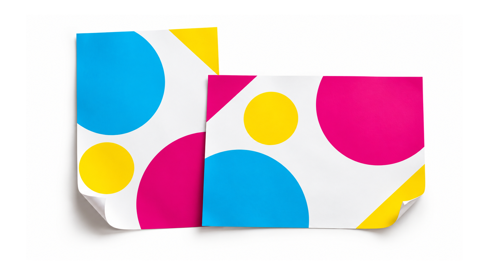 Zwei lose Posterbogen mit geometrischer Gestaltung in Cyan, Magenta und Gelb