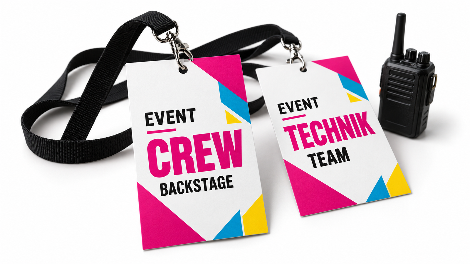 Bedruckte Crew- und Technik-Badges mit schwarzen Lanyards und einem Funkgerät auf weißem Hintergrund